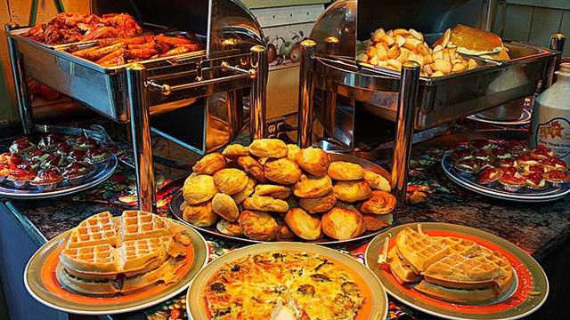 صبحانه سلف سرویس در رستوران تهران بین سعادت آباد